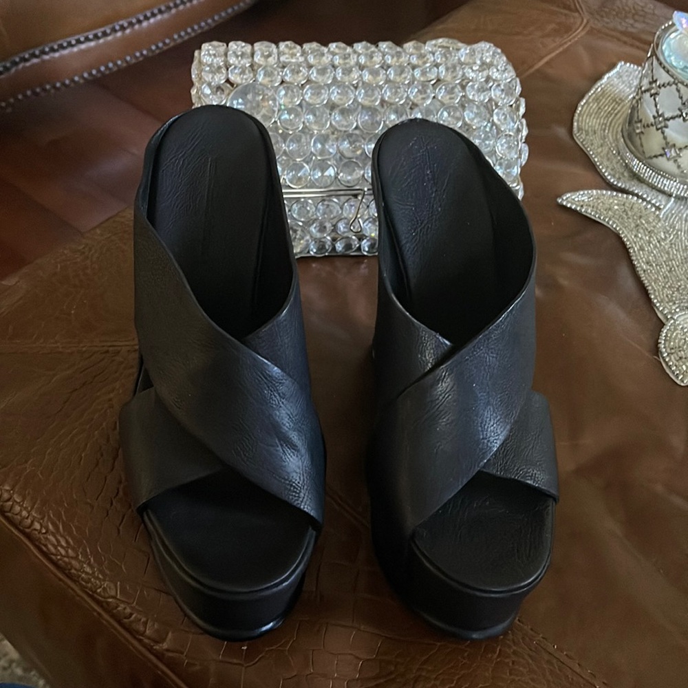 VERA WANG LAVENDER LABEL PLATFORMS